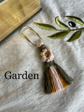 Load image into Gallery viewer, Flower Bookmark
