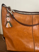 Load image into Gallery viewer, Flower Keychains
